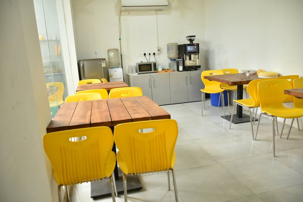 cafeteria of deskconnect coworking space in delhi, Ghitorni